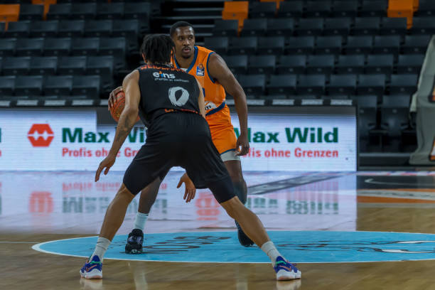 用底角跑位 用底角跑位